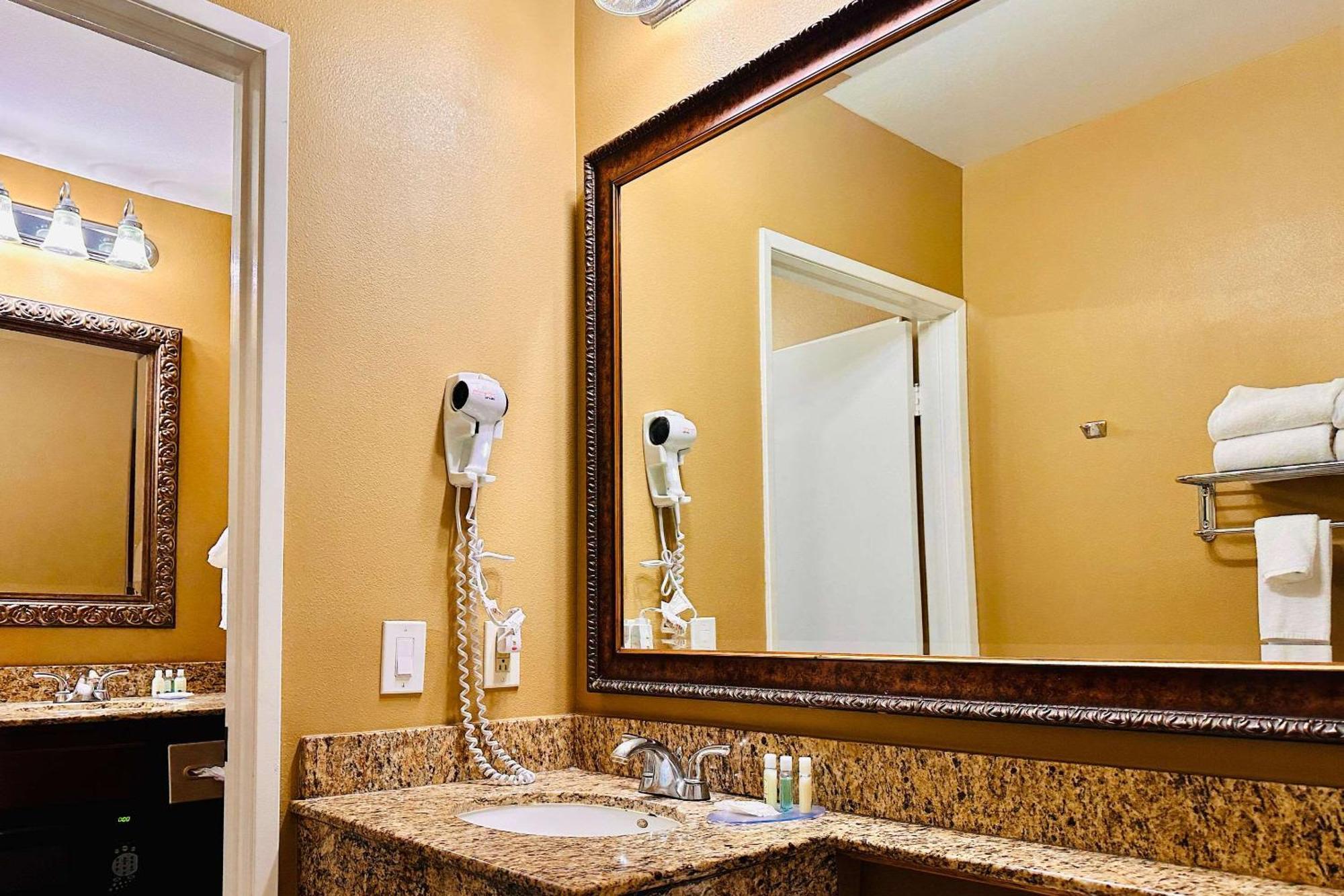 Quality Inn & Suites Westminster Seal Beach Exterior photo